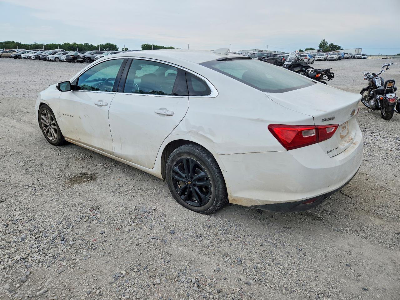 2017 Chevrolet Malibu Lt - Image 2