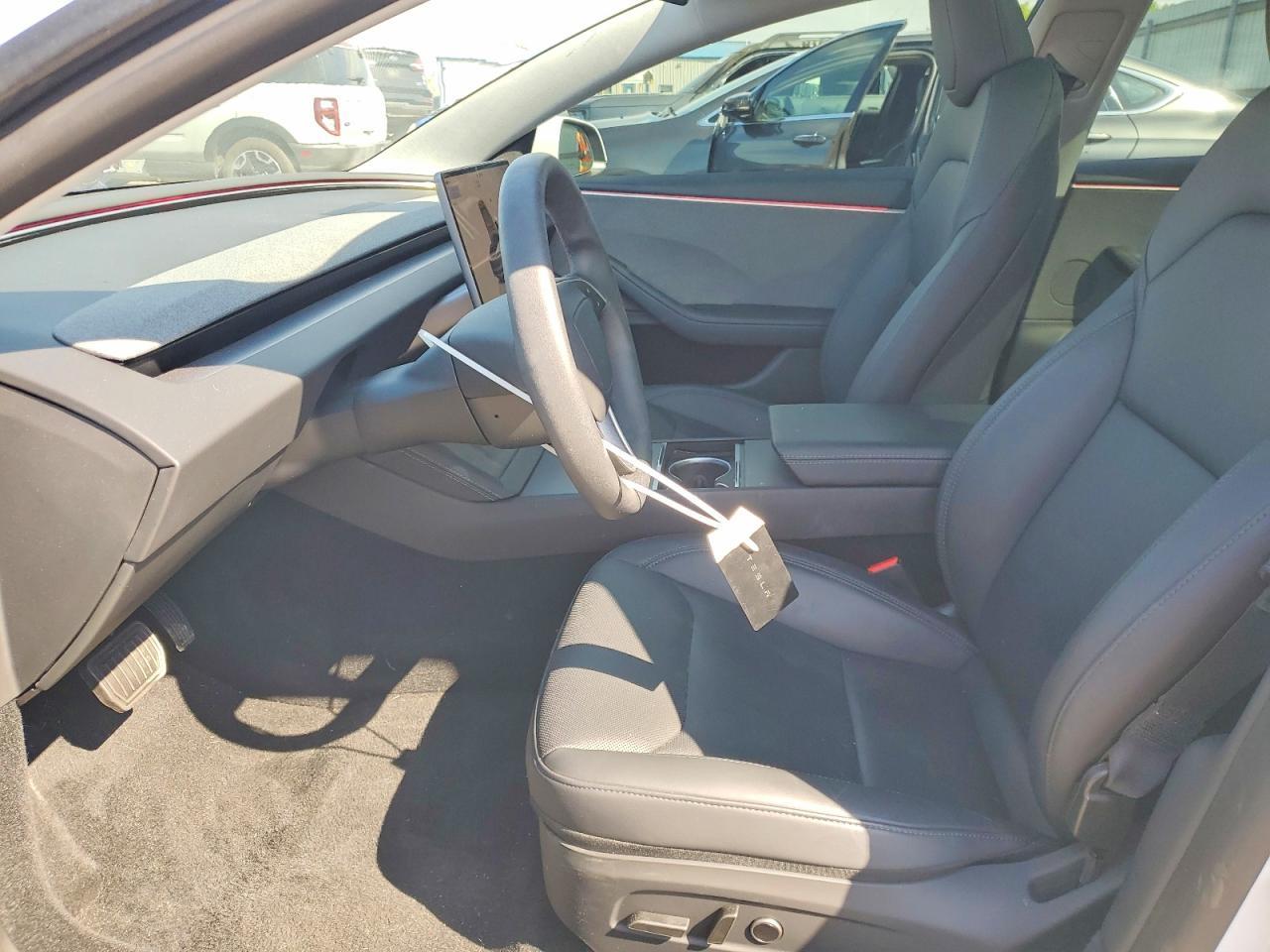 2025 Tesla Model 3 - Фото 7