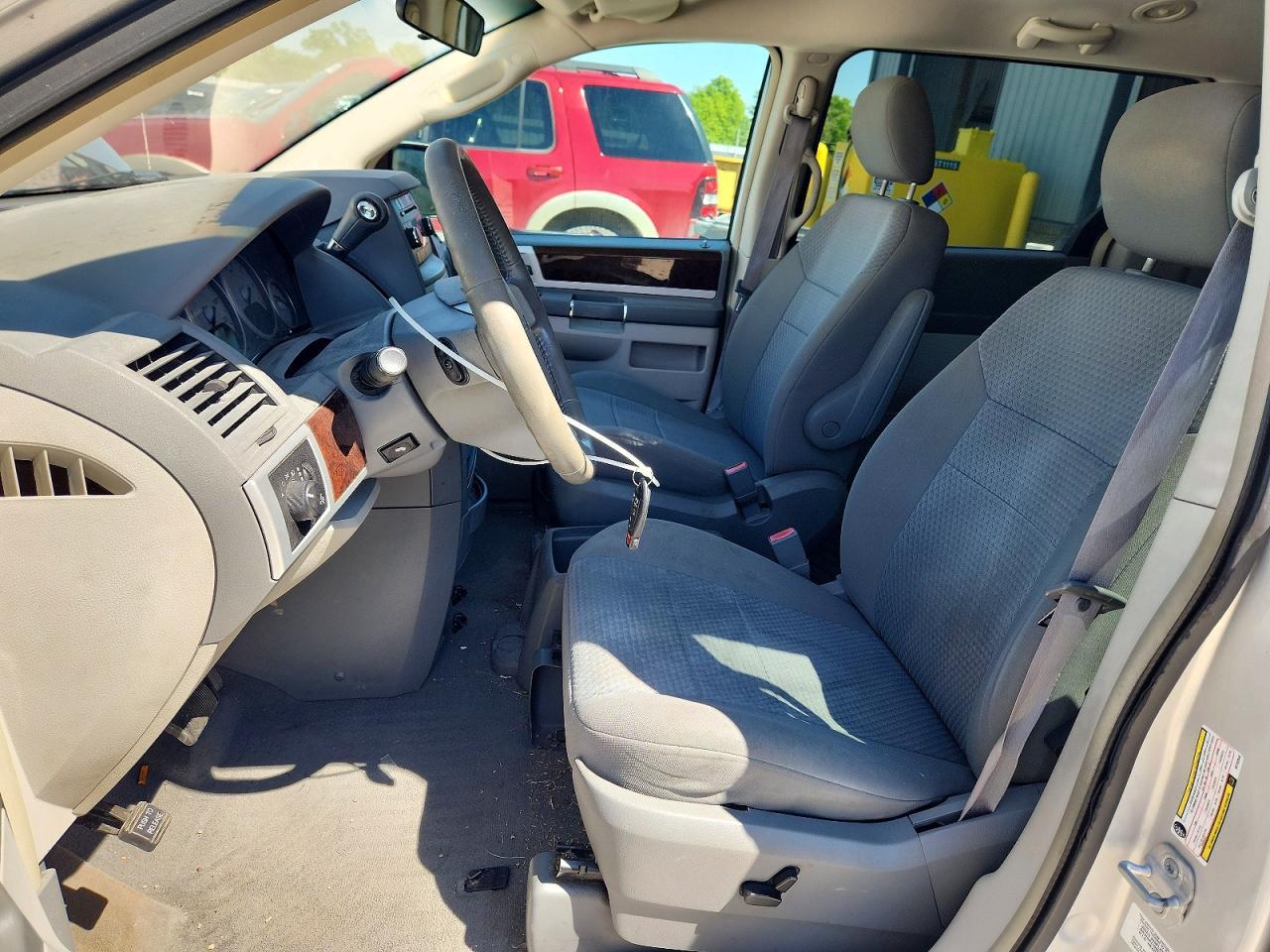 2010 Chrysler Town & Country Touring - Фото 7