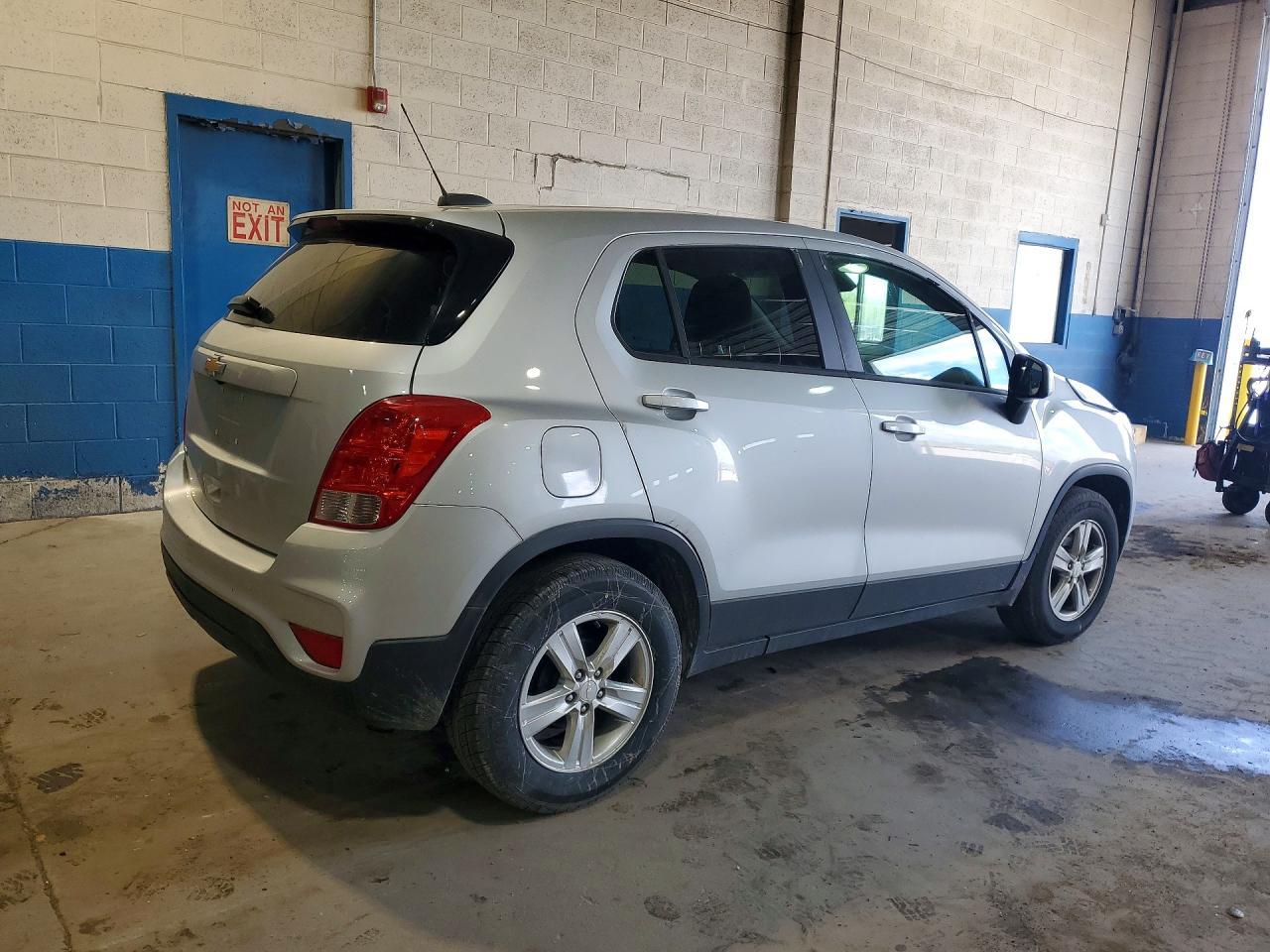 2019 Chevrolet Trax Ls - Image 3
