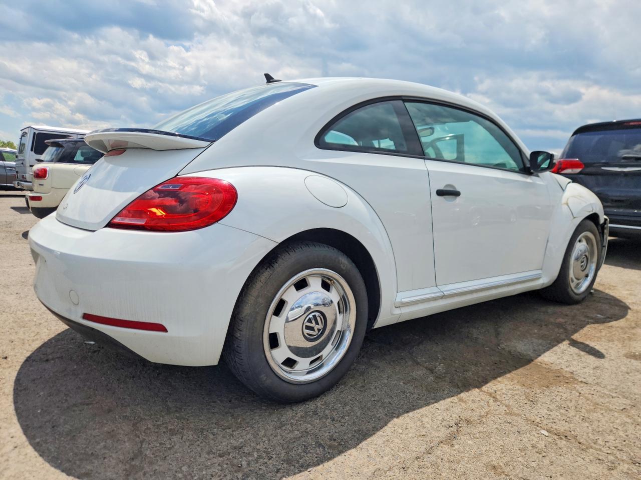 2015 Volkswagen Beetle 1.8T - Фото 3