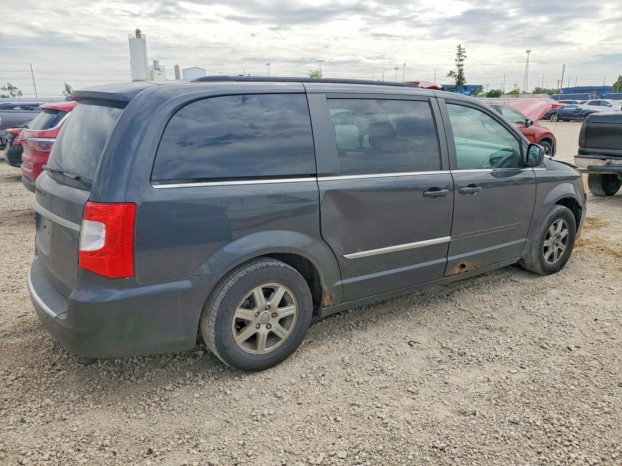 2011 Chrysler Town & Country Touring - Фото 3
