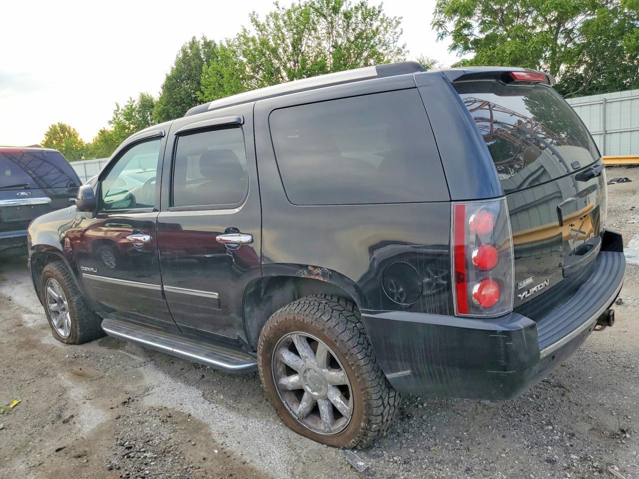 2012 GMC Yukon Denali - Image 2