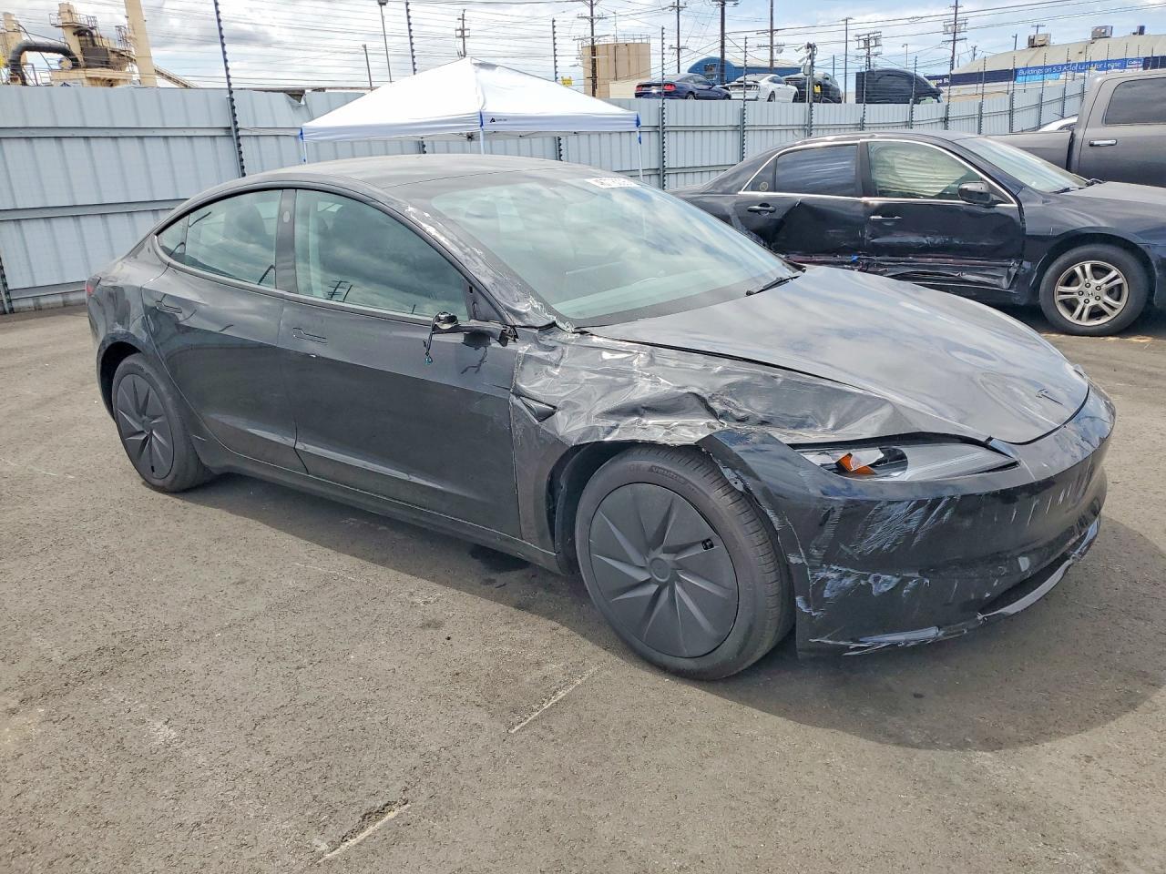 2025 Tesla Model 3 - Фото 4