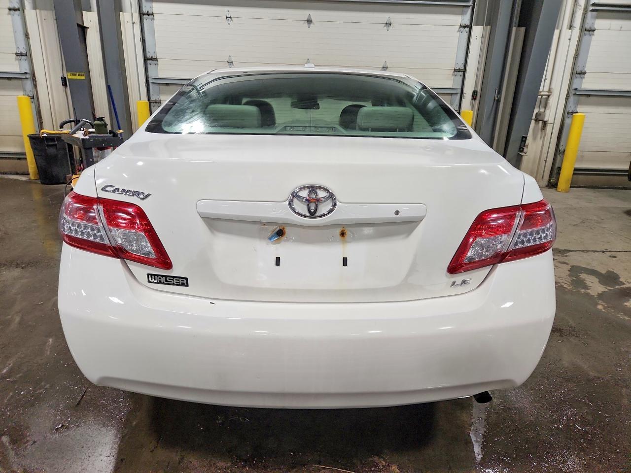 2011 Toyota Camry Le - Фото 6