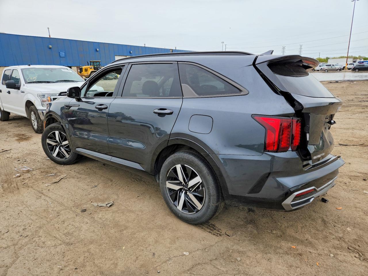 2023 Kia Sorento S - Image 2
