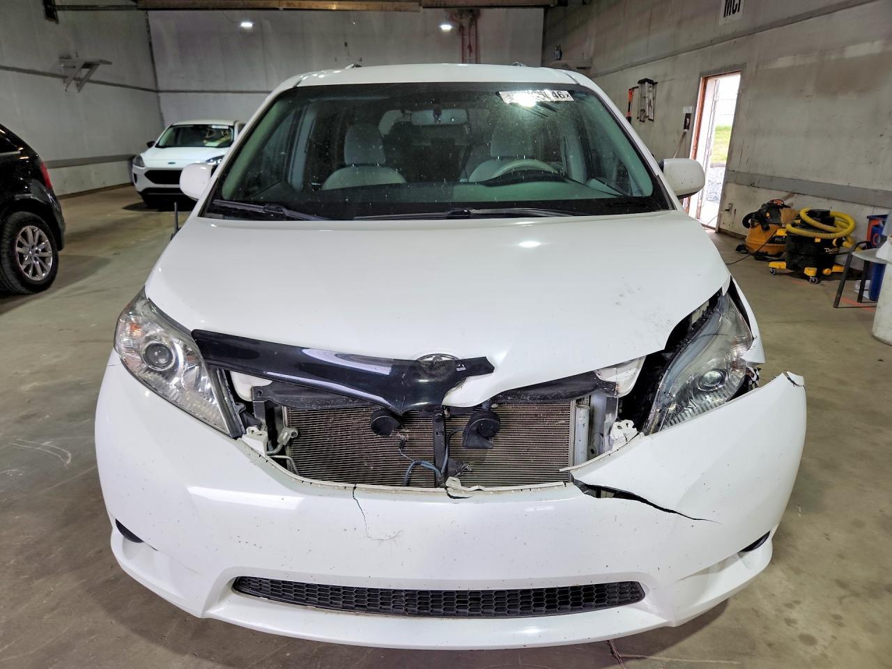 2011 Toyota Sienna Le - Фото 5