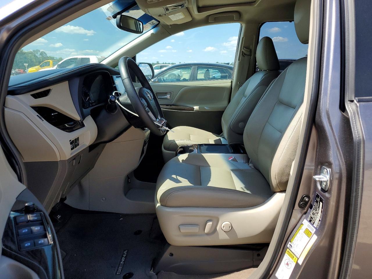 2017 Toyota Sienna Xle 8-Passenger - Фото 7