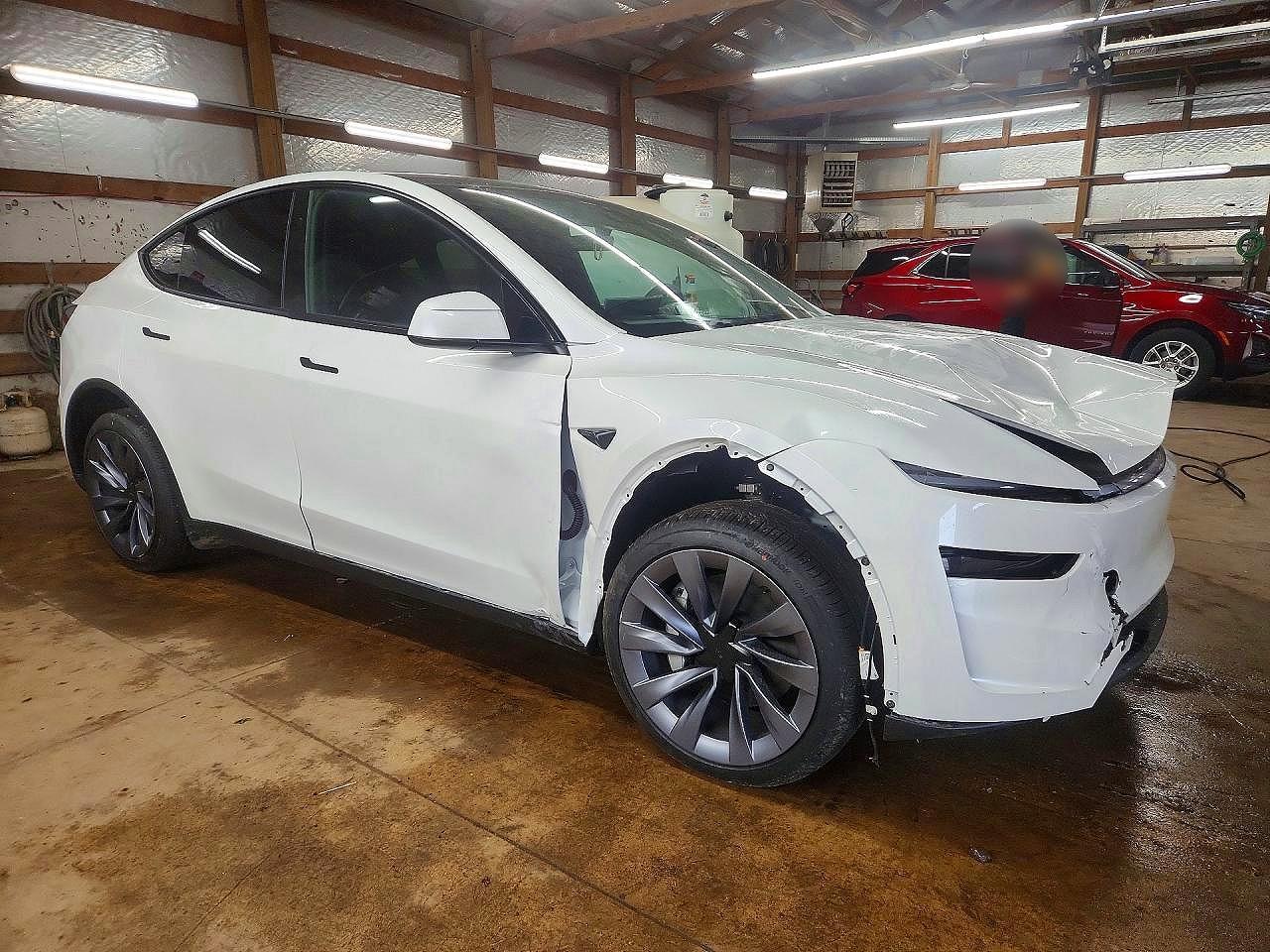 2026 Tesla Model Y - Фото 4