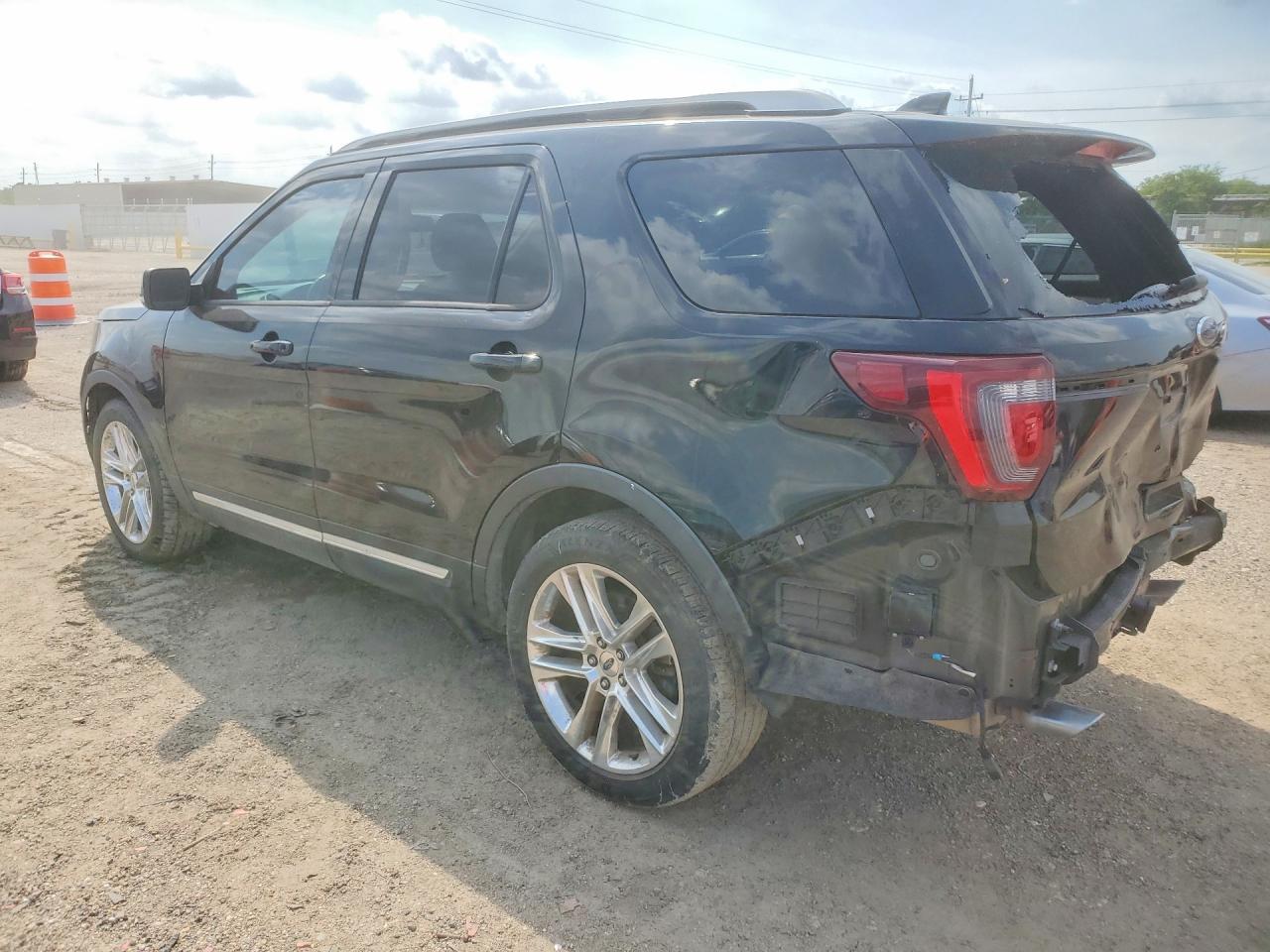 2017 Ford Explorer Xlt - Image 2