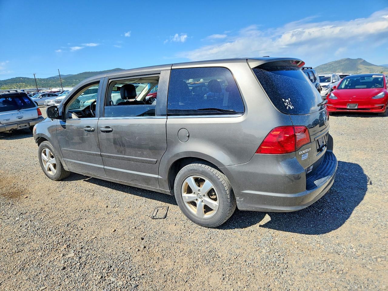 2010 Volkswagen Routan Se - Image 2