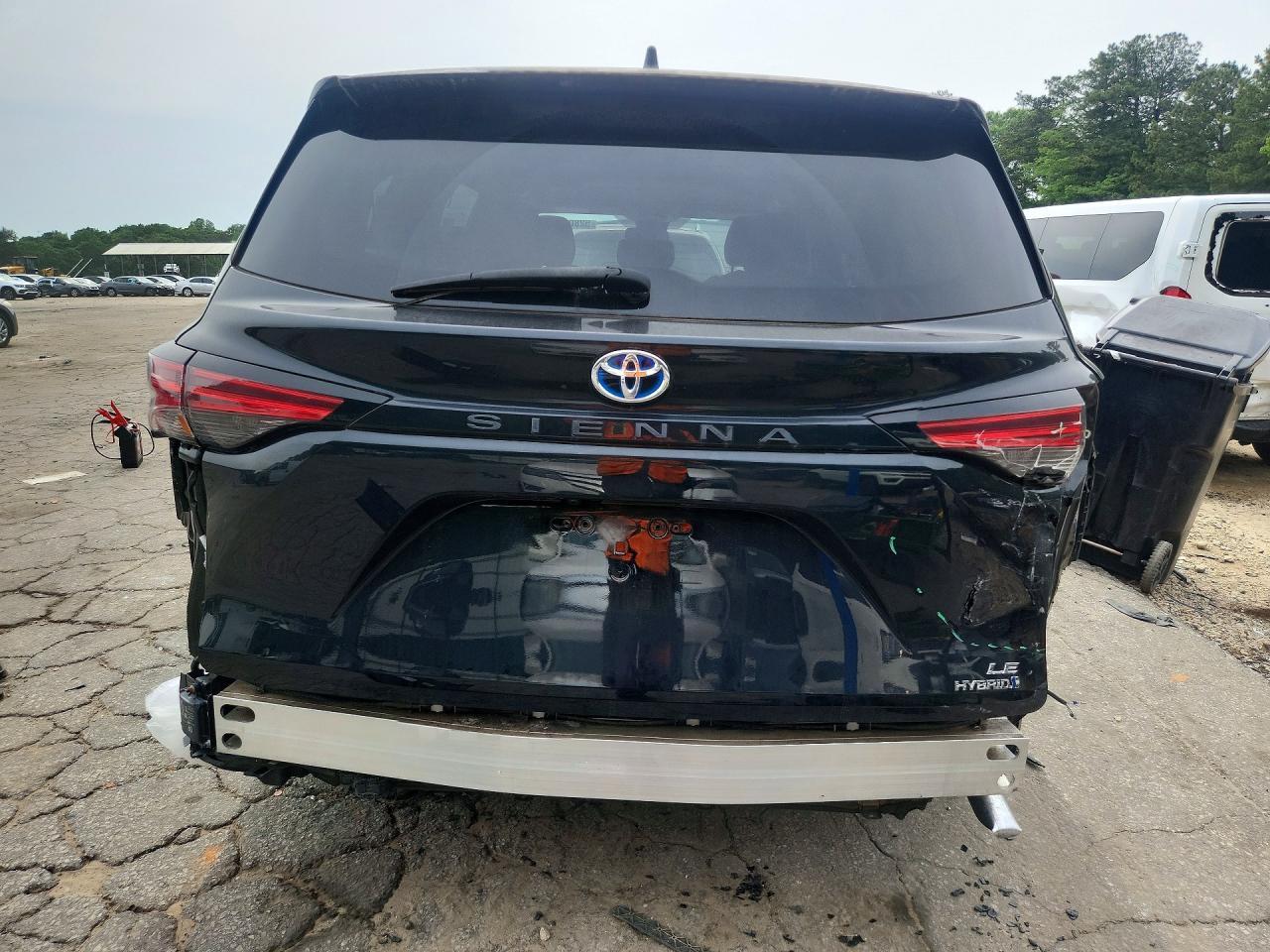 2021 Toyota Sienna Le - Image 6