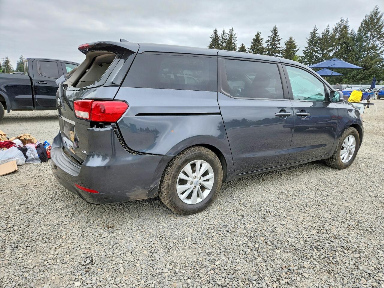 2017 Kia Sedona Lx - Image 3