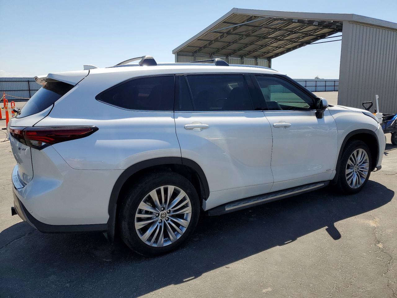 2025 Toyota Highlander Hybrid Platinum - Image 3