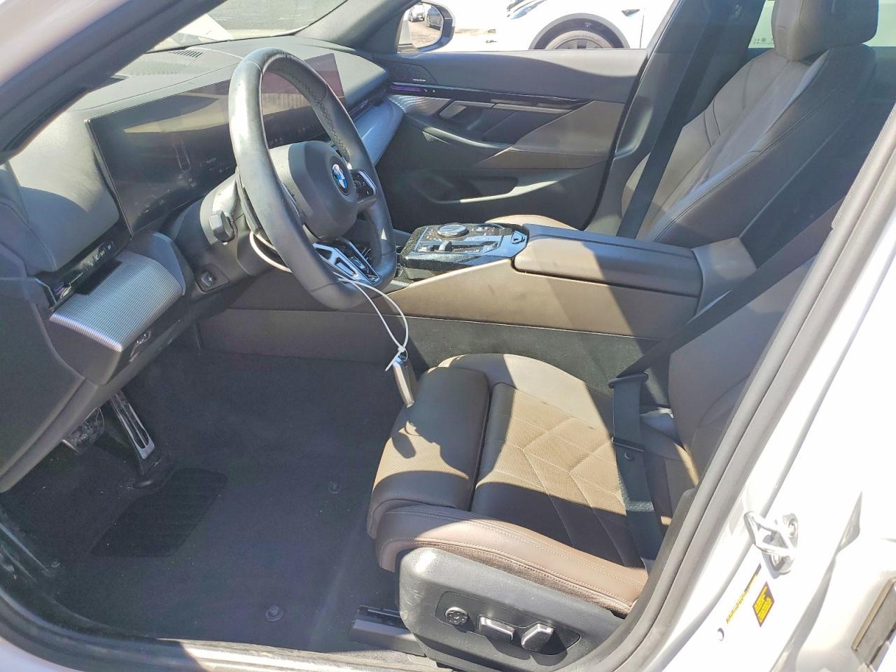 2025 BMW 530 I - Фото 7