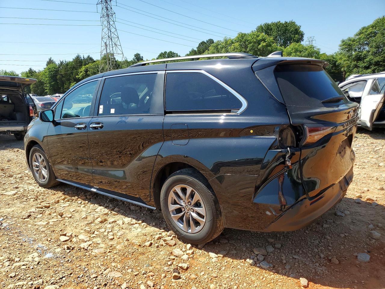 2024 Toyota Sienna Xle - Image 2