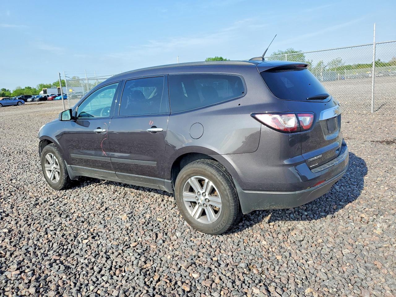 2017 Chevrolet Traverse Ls - Фото 2