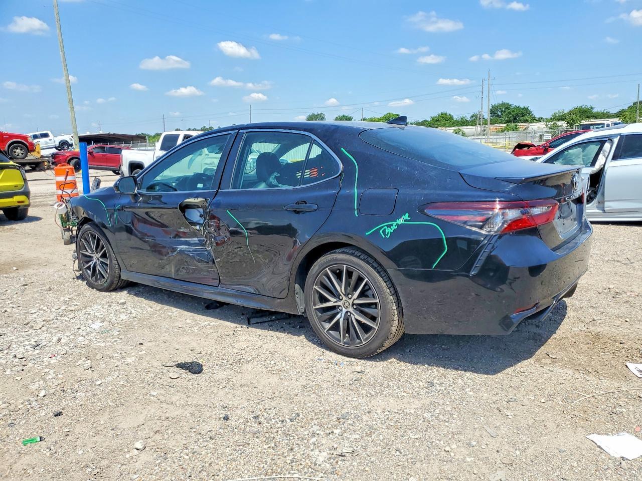 2022 Toyota Camry Se - Фото 2