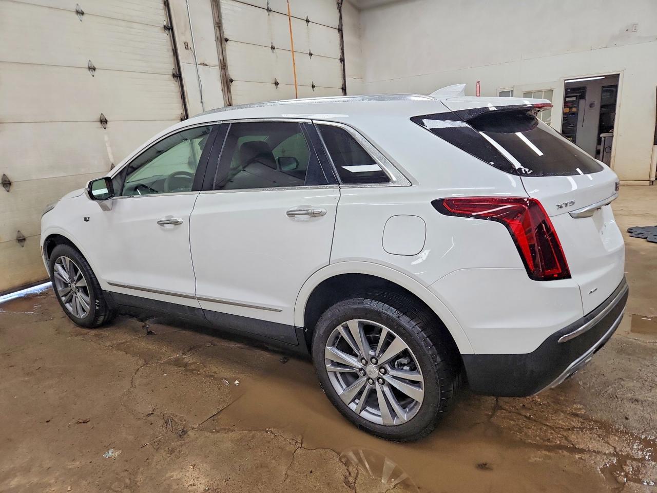 2025 Cadillac Xt5 Premium Luxury - Image 2