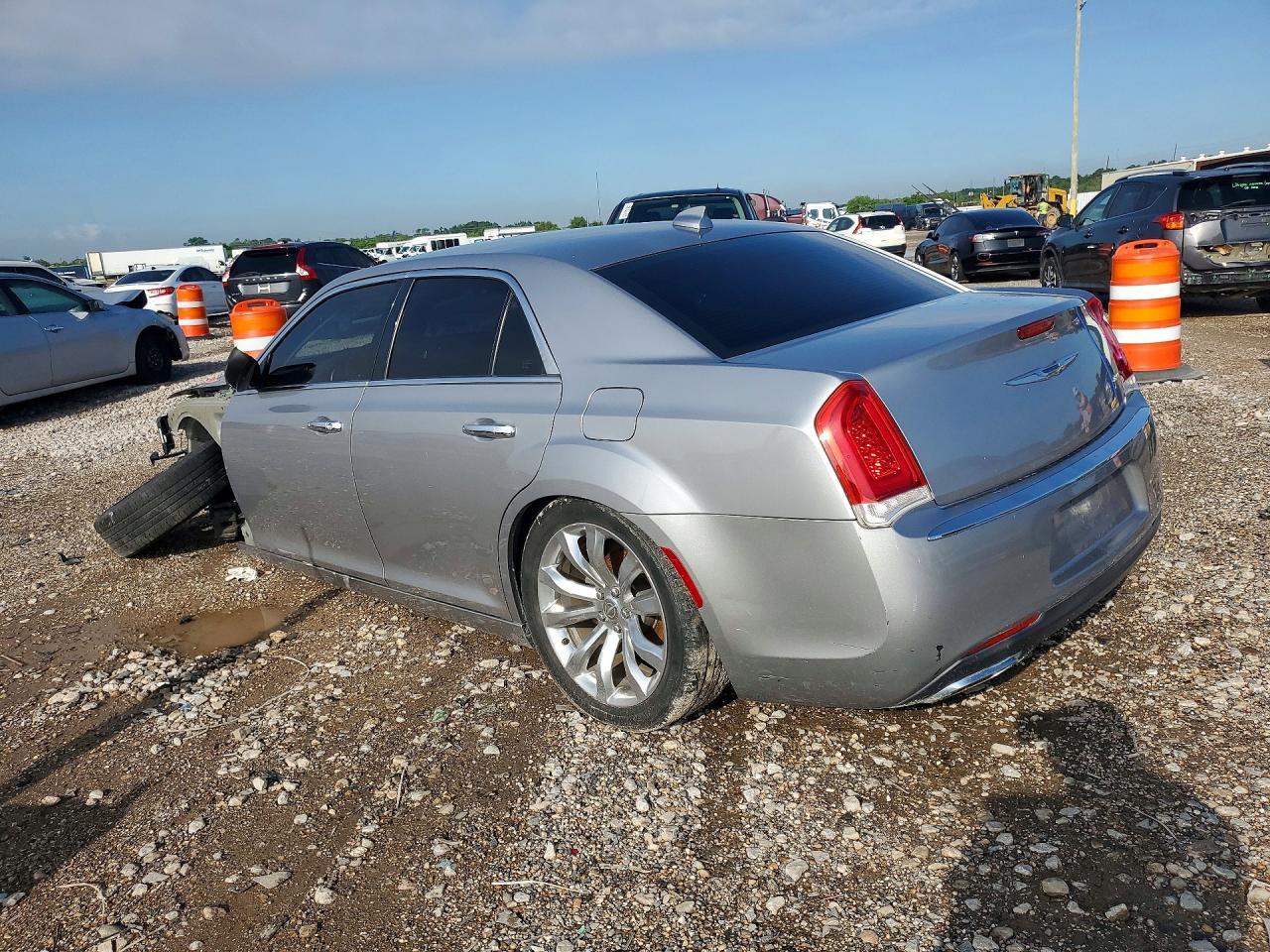 2018 Chrysler 300 Limited - Фото 2