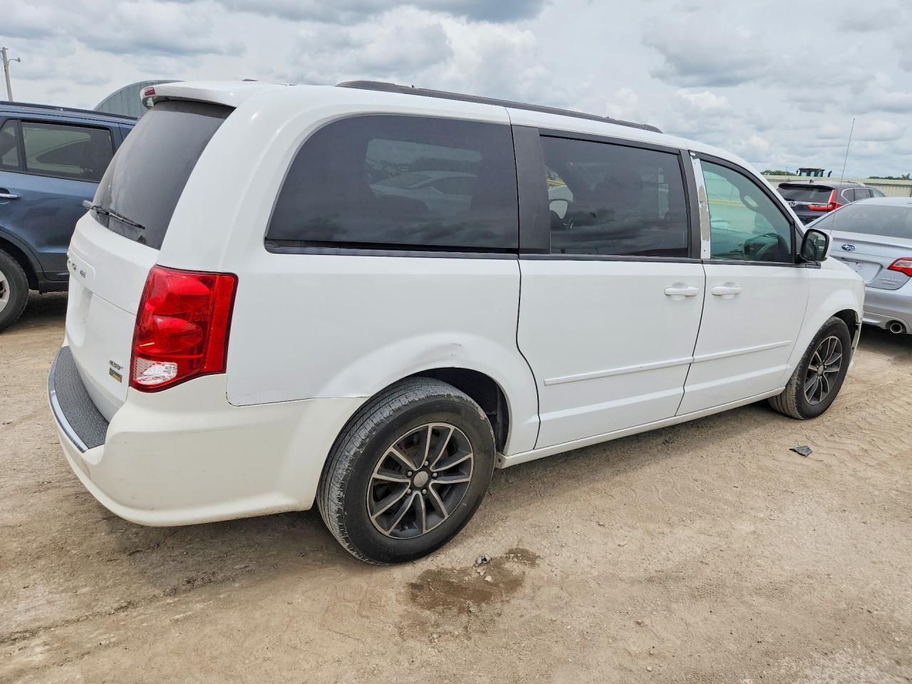 2017 Dodge Grand Caravan Gt - Image 3