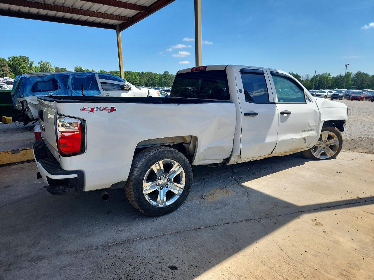 2017 Chevrolet Silverado K1500 Custom - Фото 3
