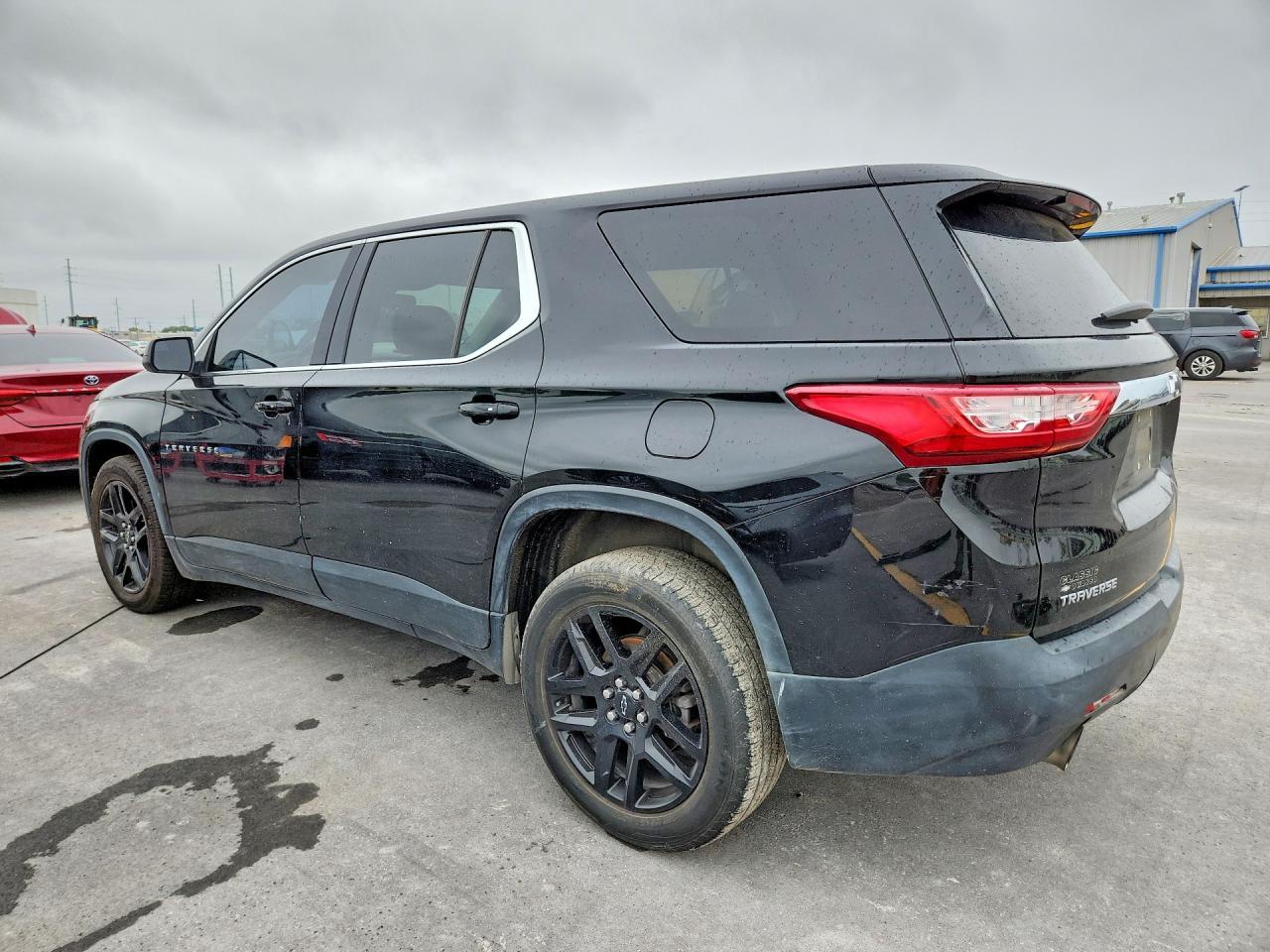 2021 Chevrolet Traverse Ls - Фото 2