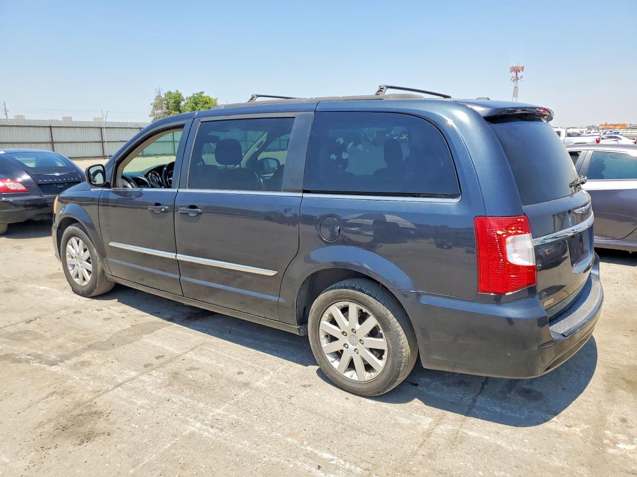 2014 Chrysler Town And Country Touring - Фото 2