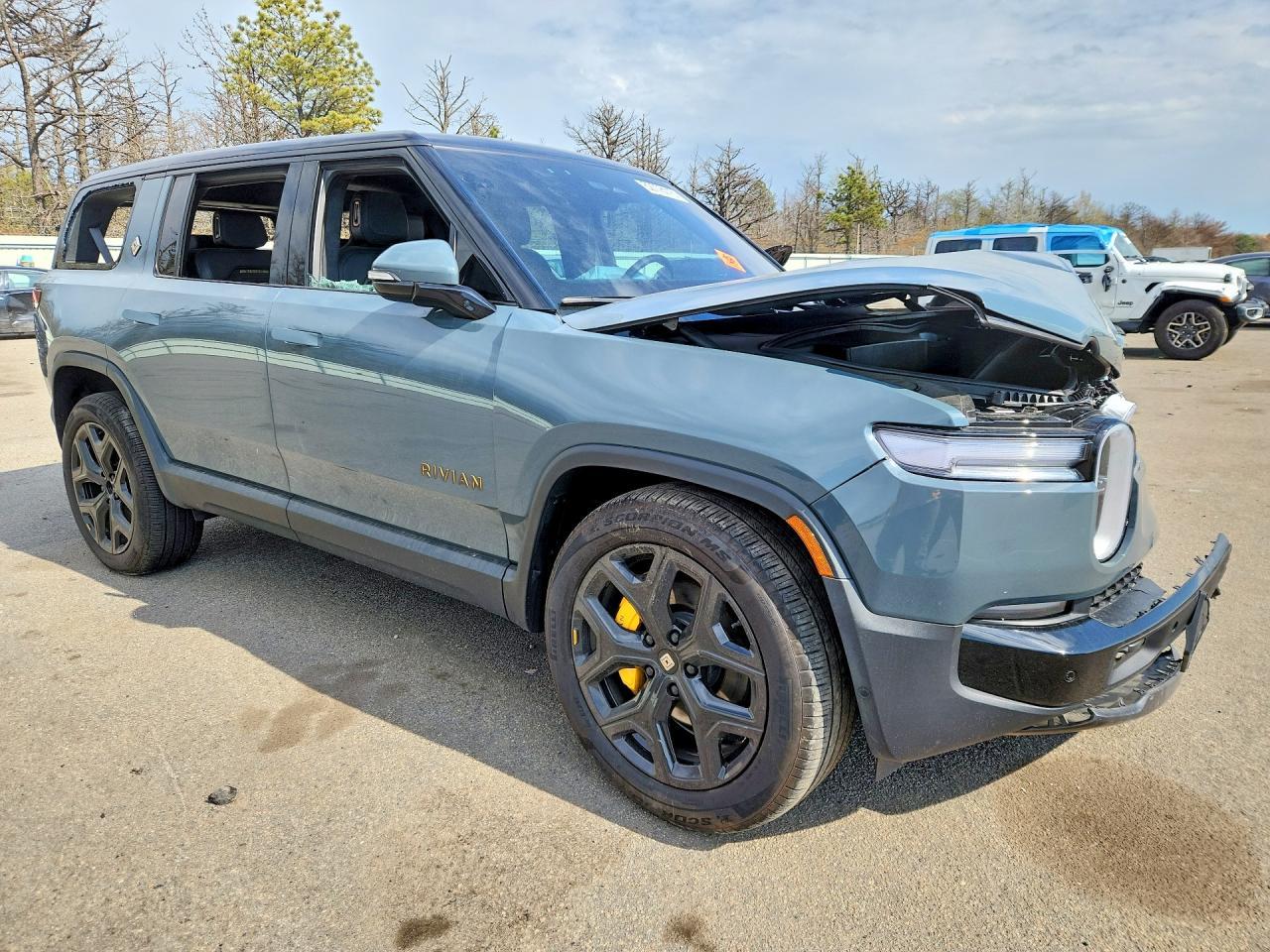 2025 Rivian R1S Premium - Image 4