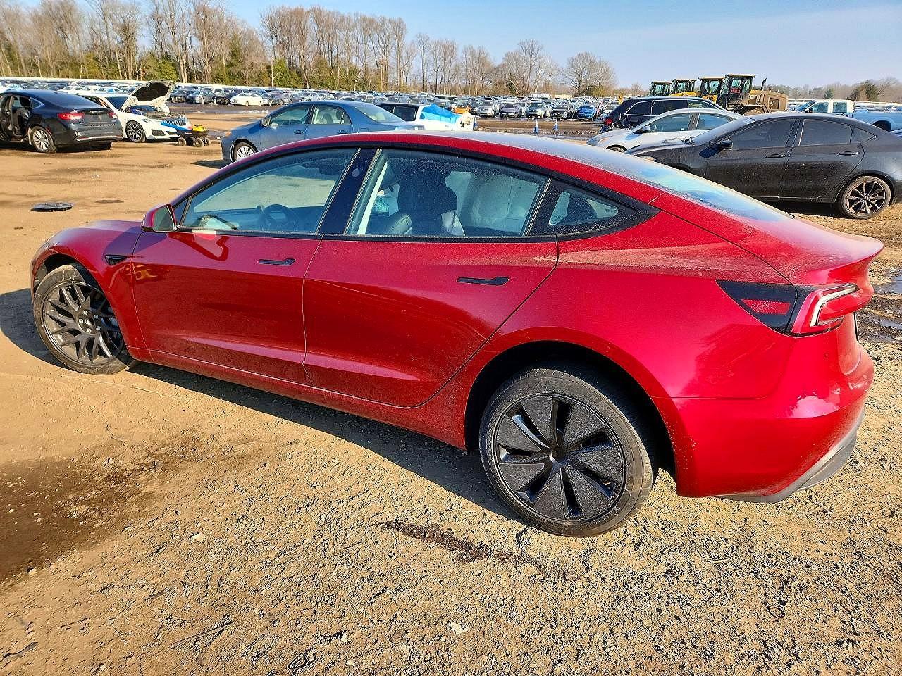 2025 Tesla Model 3 - Фото 2