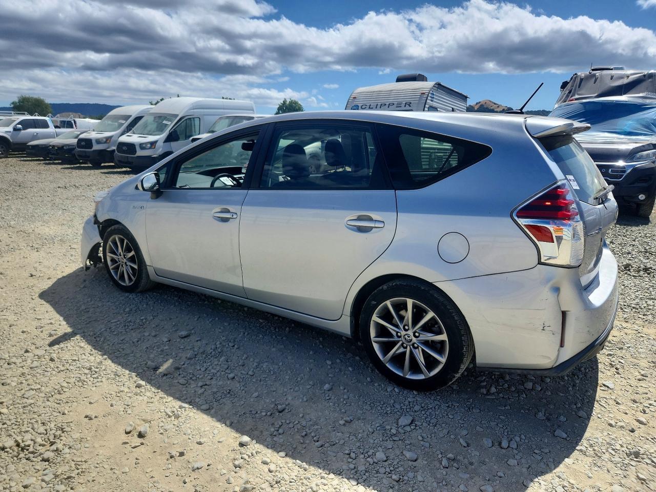 2016 Toyota Prius V Five - Фото 2
