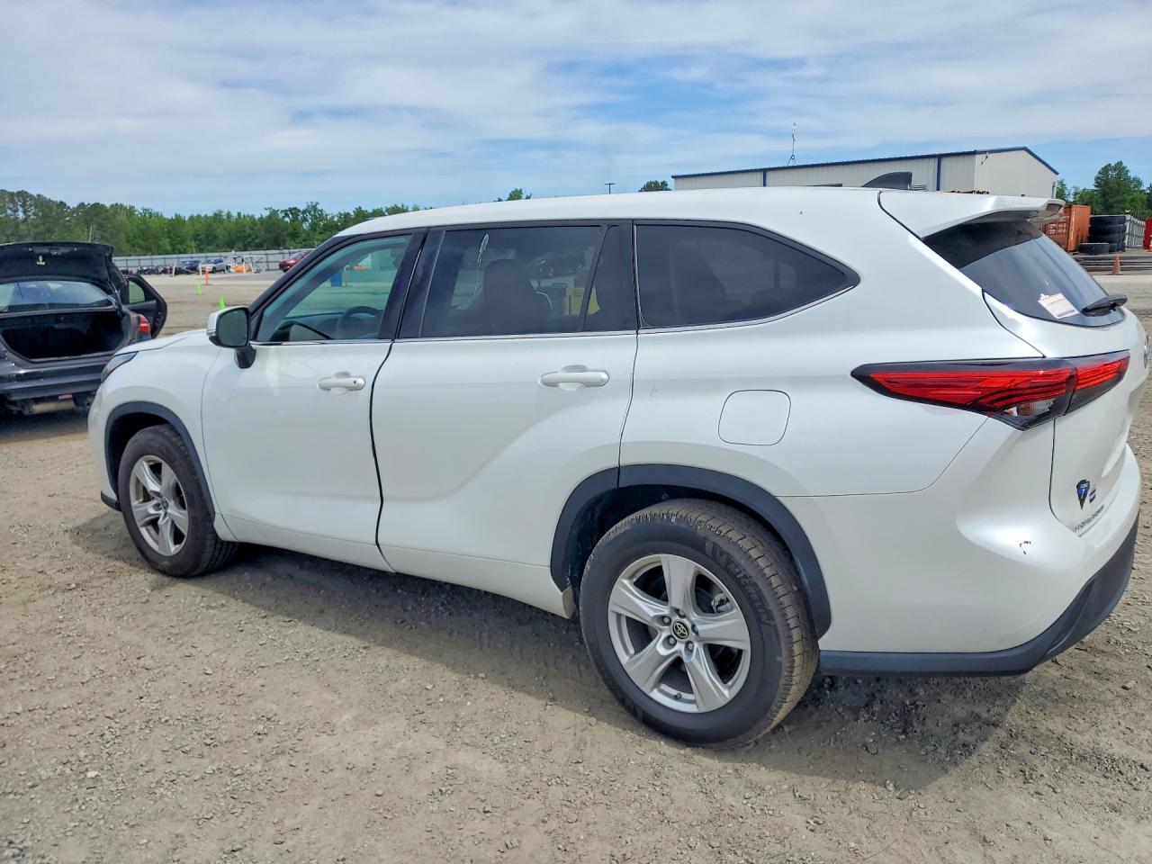 2022 Toyota Highlander L - Image 2
