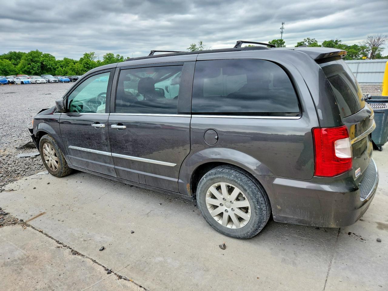 2015 Chrysler Town & Country Touring - Image 2