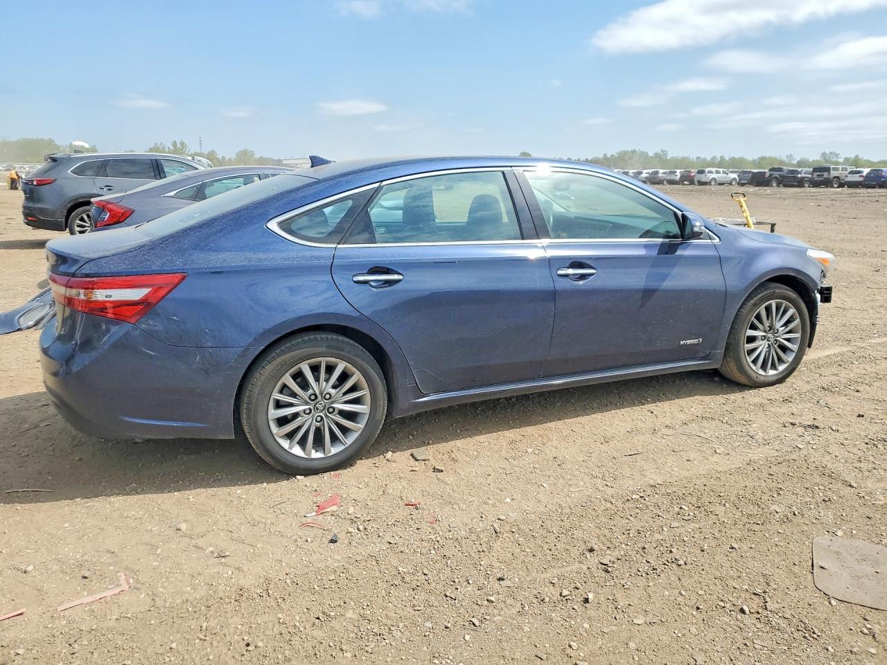 2016 Toyota Avalon Hybrid Limited - Image 3