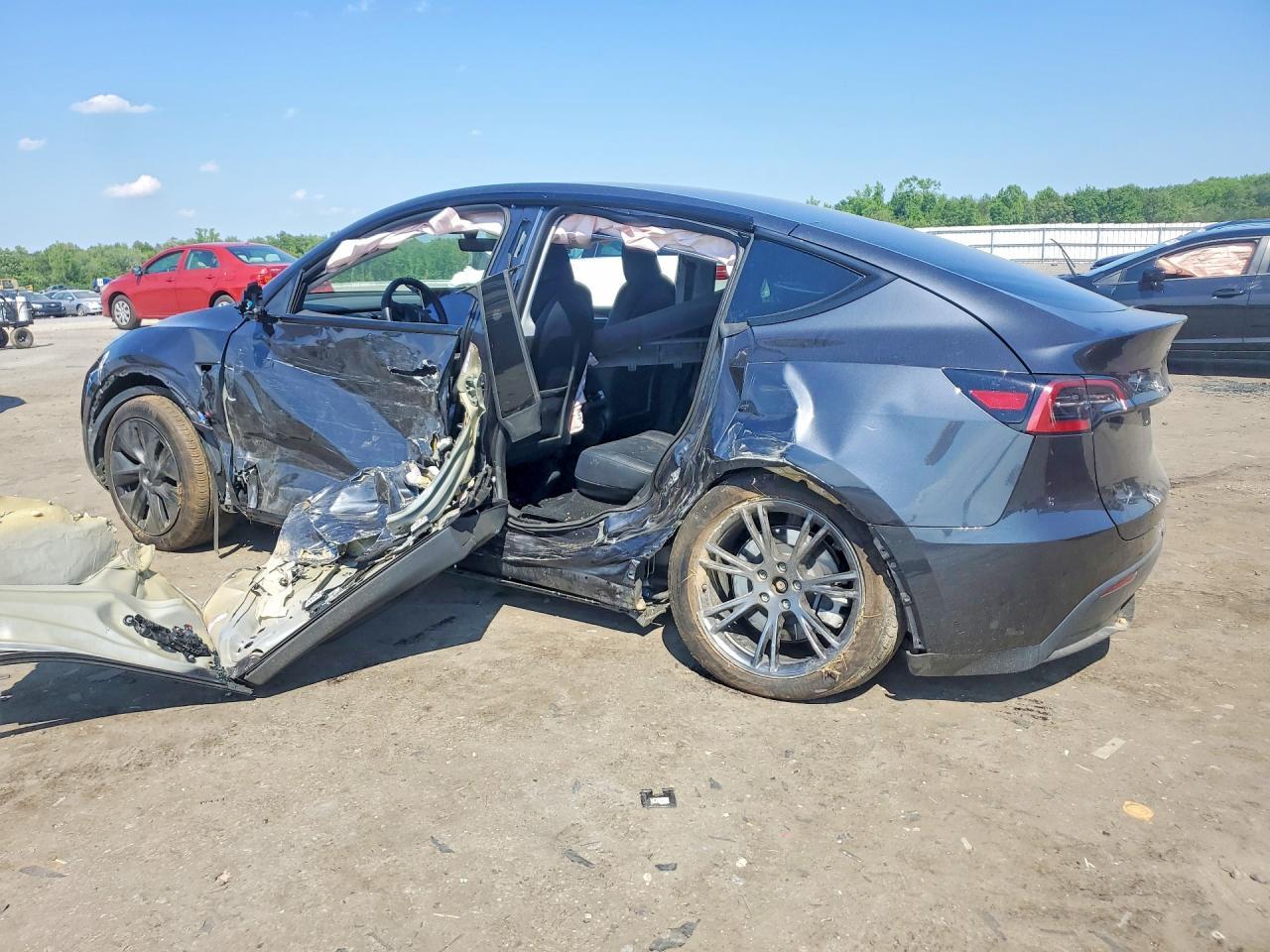 2025 Tesla Model Y - Image 2