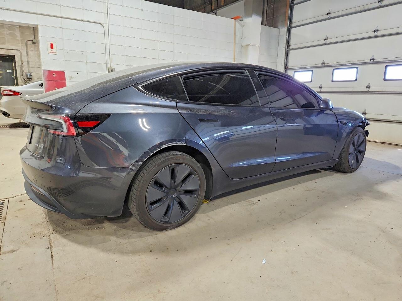 2025 Tesla Model 3 - Фото 3