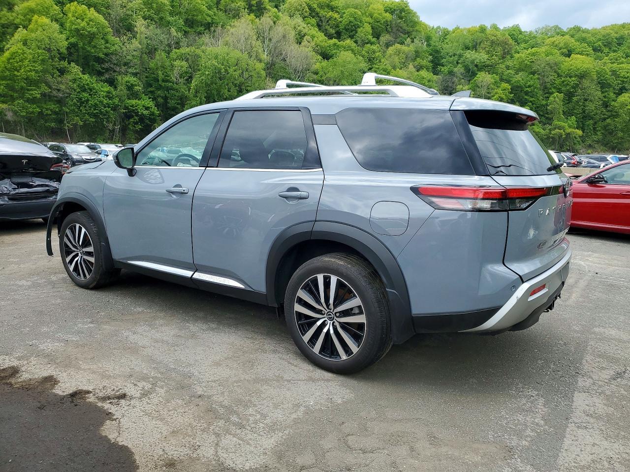2025 Nissan Pathfinder Platinum - Image 2