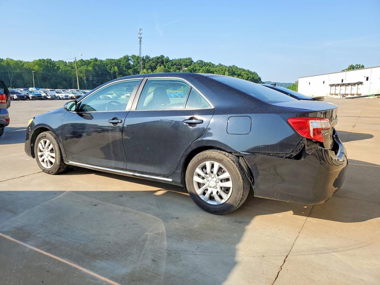 2012 Toyota Camry Le - Фото 2