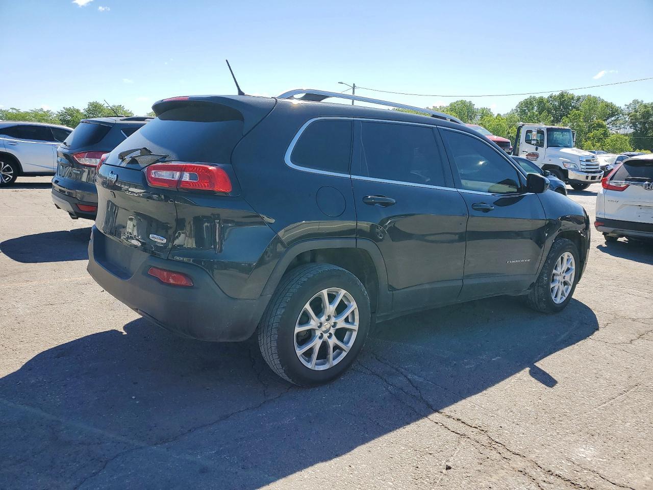 2016 Jeep Cherokee Latitude - Image 3
