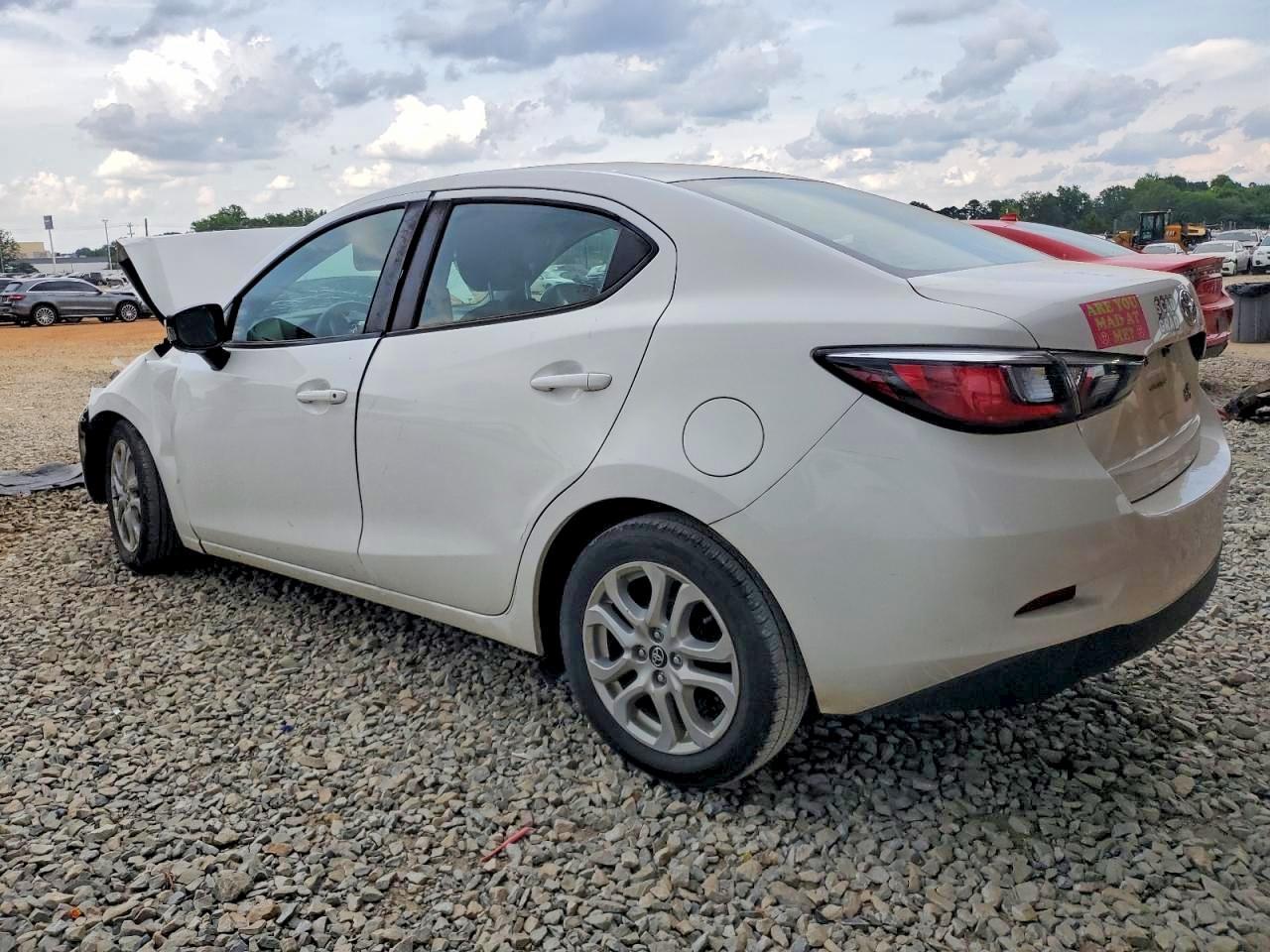 2018 Toyota Yaris Ia Base - Фото 2