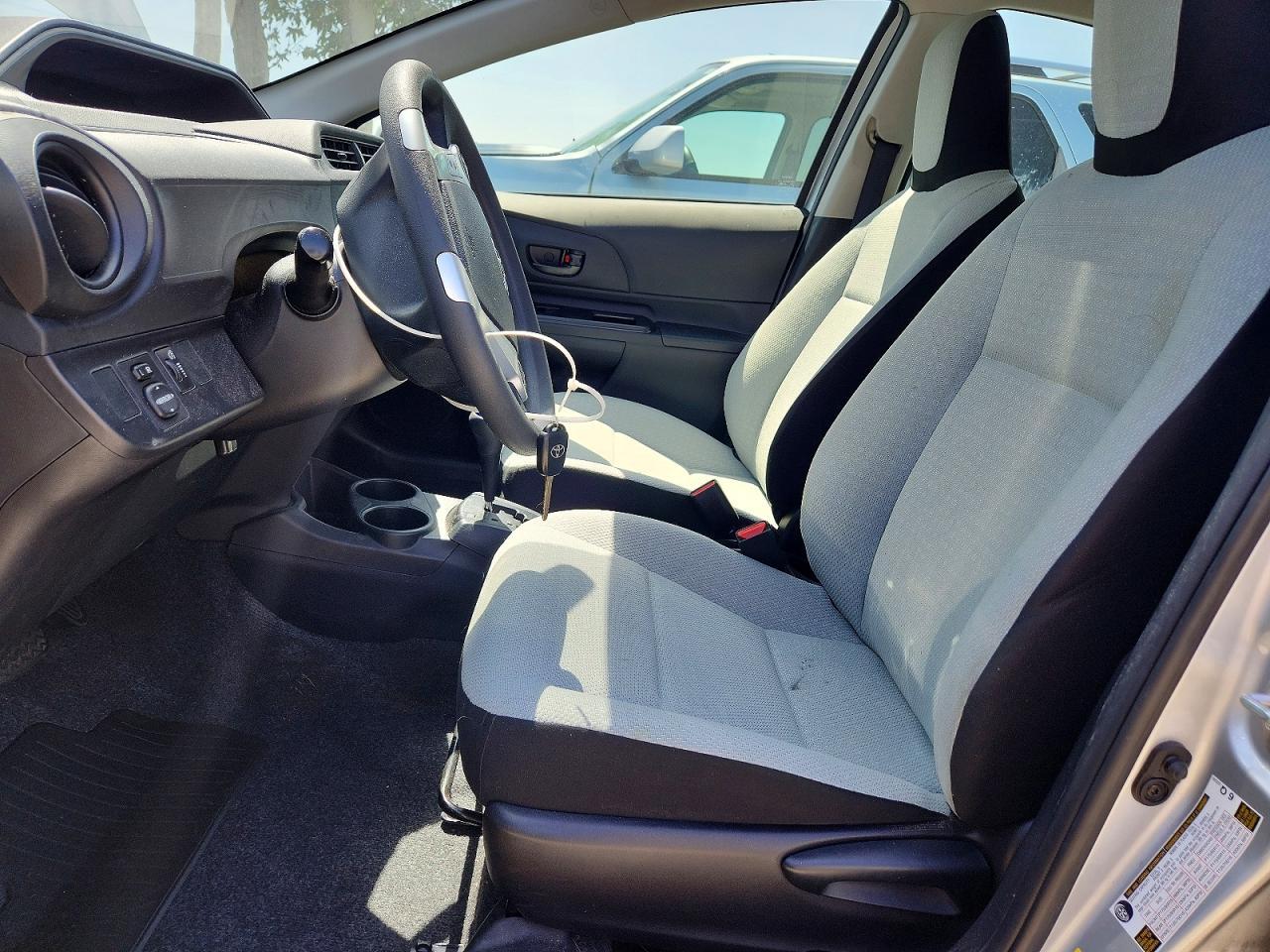 2016 Toyota Prius C One - Фото 7