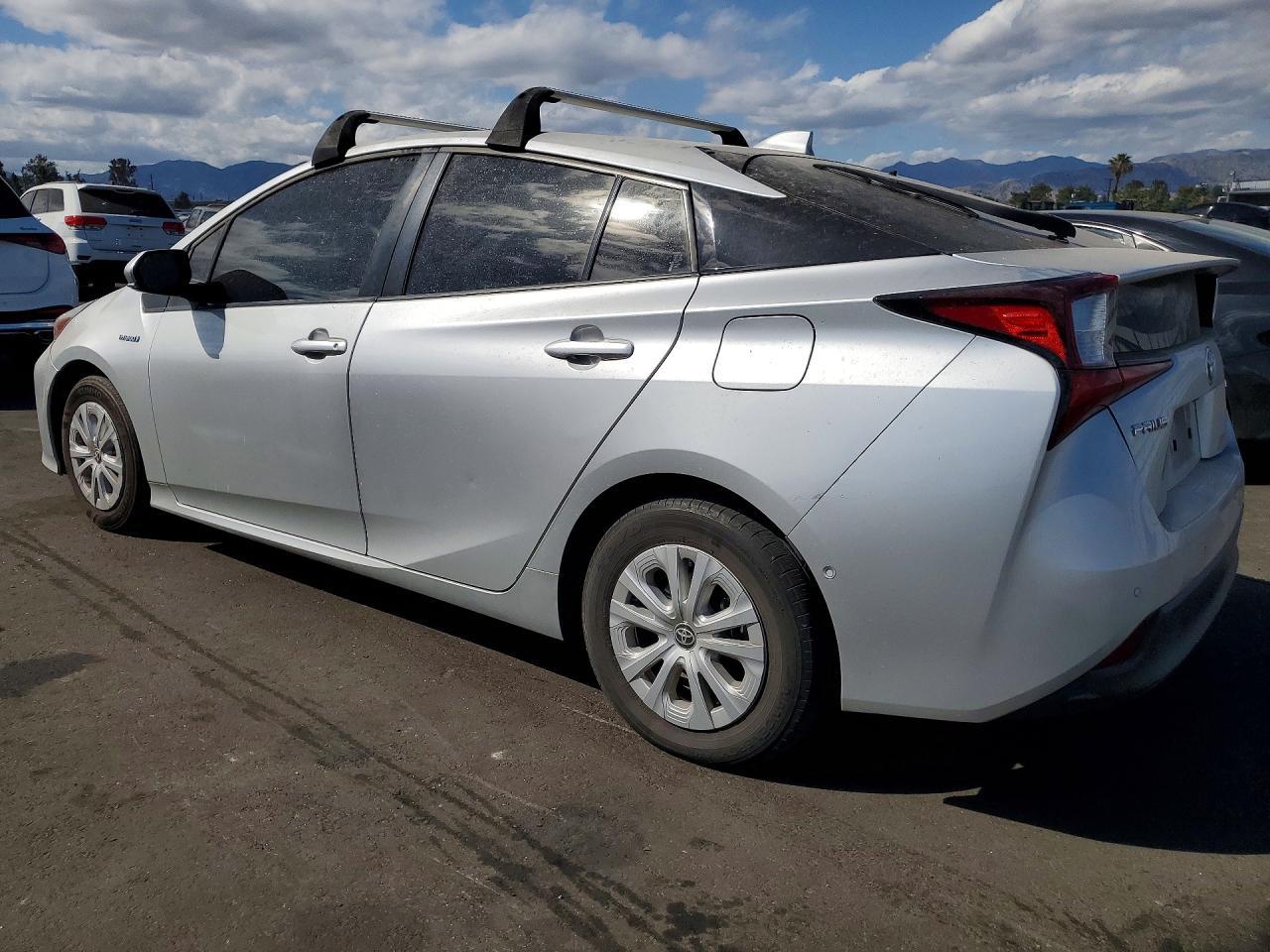 2021 Toyota Prius Le - Фото 2