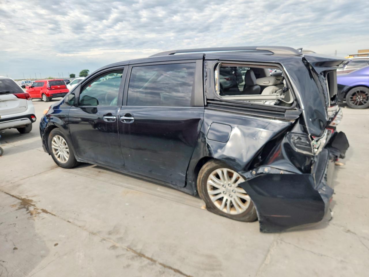 2011 Toyota Sienna Xle 8-Passenger - Image 2