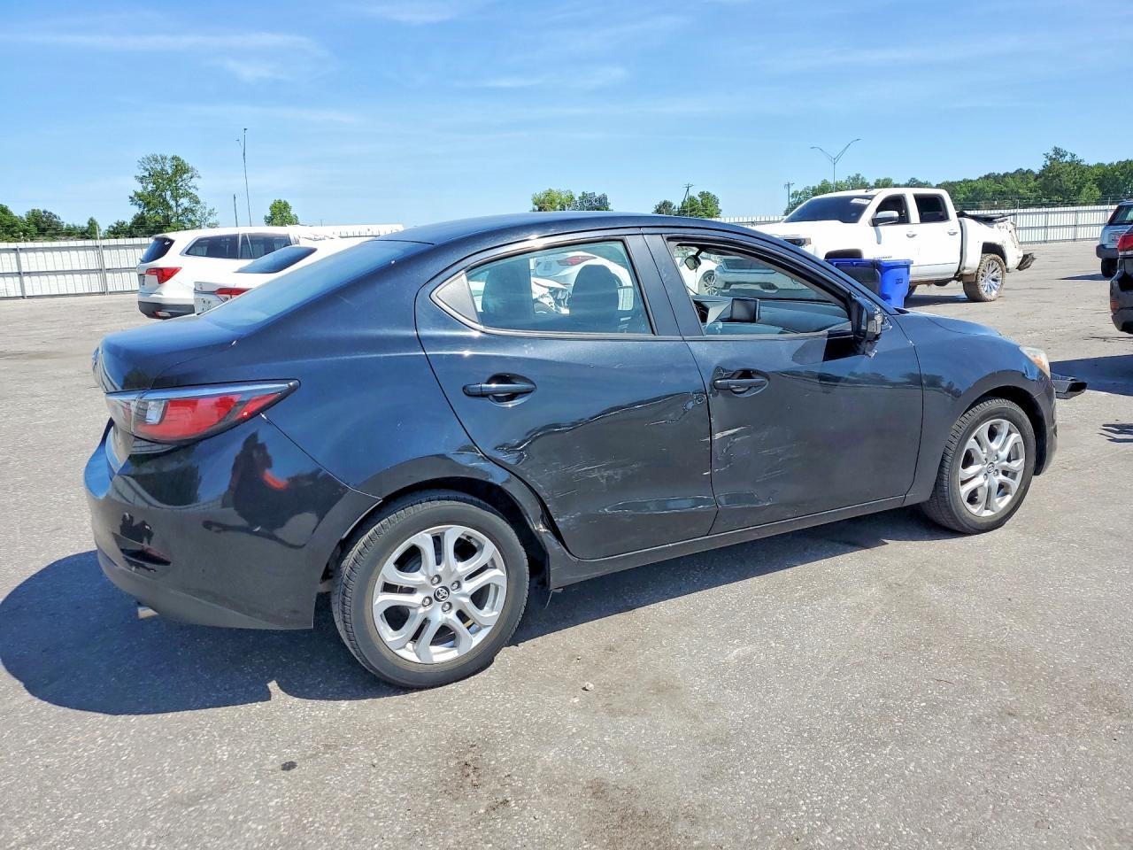 2017 Toyota Yaris Ia Base - Фото 3