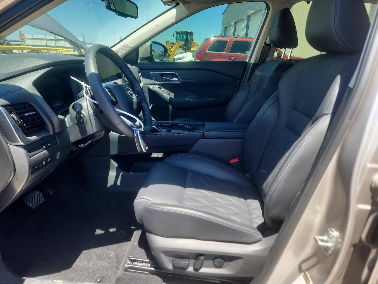 2025 Nissan Rogue Platinum - Image 7