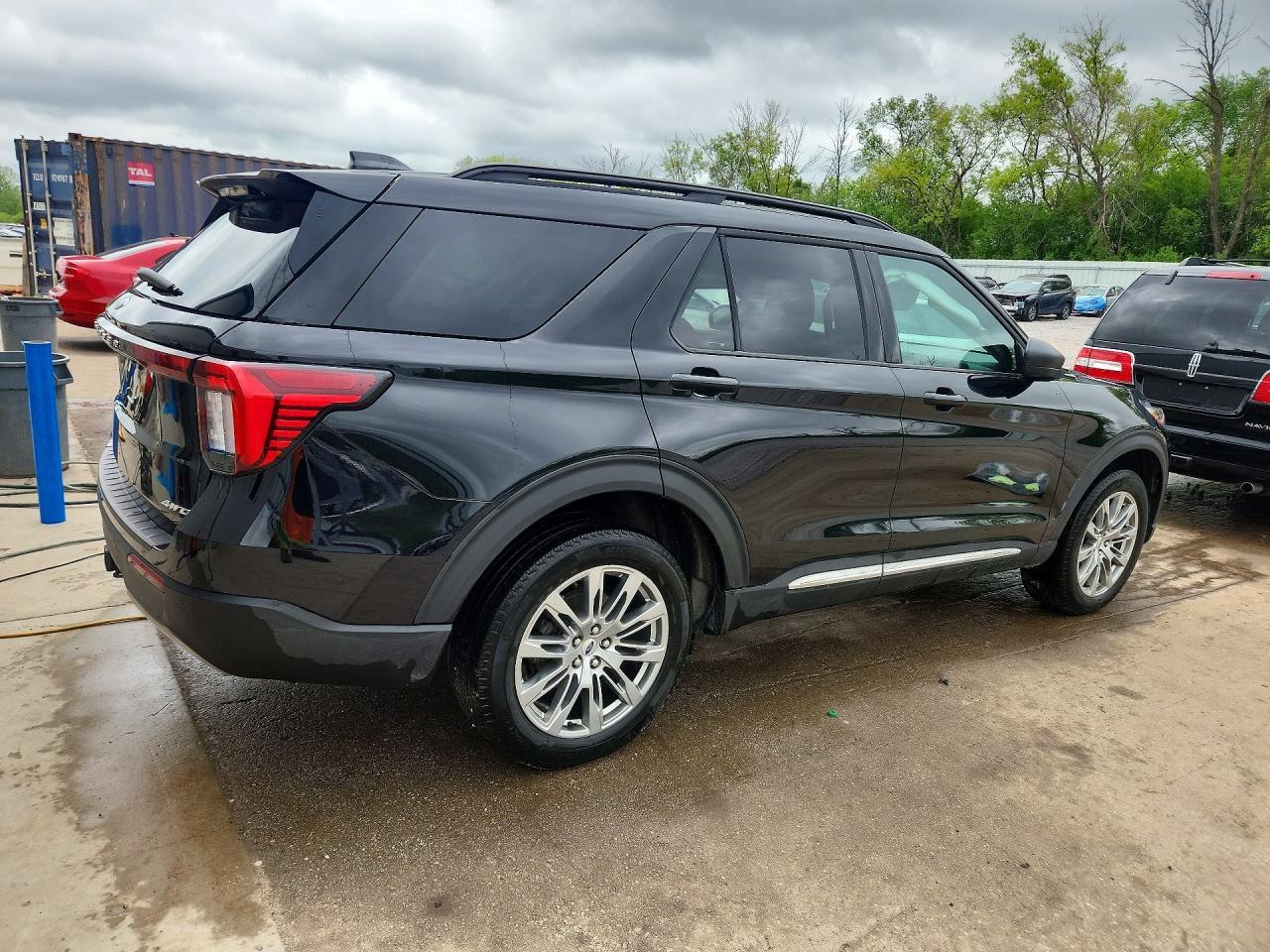 2025 Ford Explorer Active - Фото 3