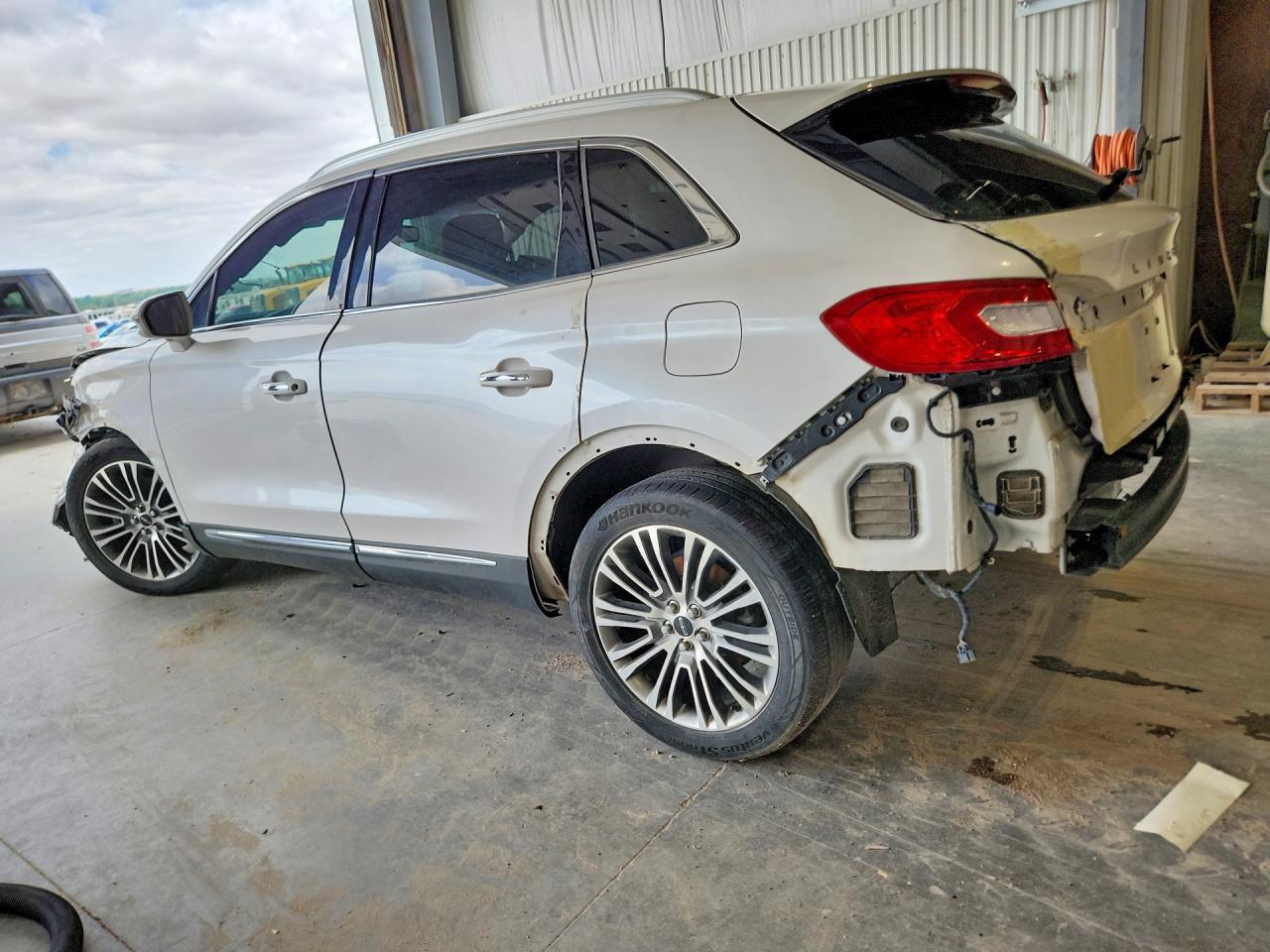 2016 Lincoln Mkx Reserve - Image 2