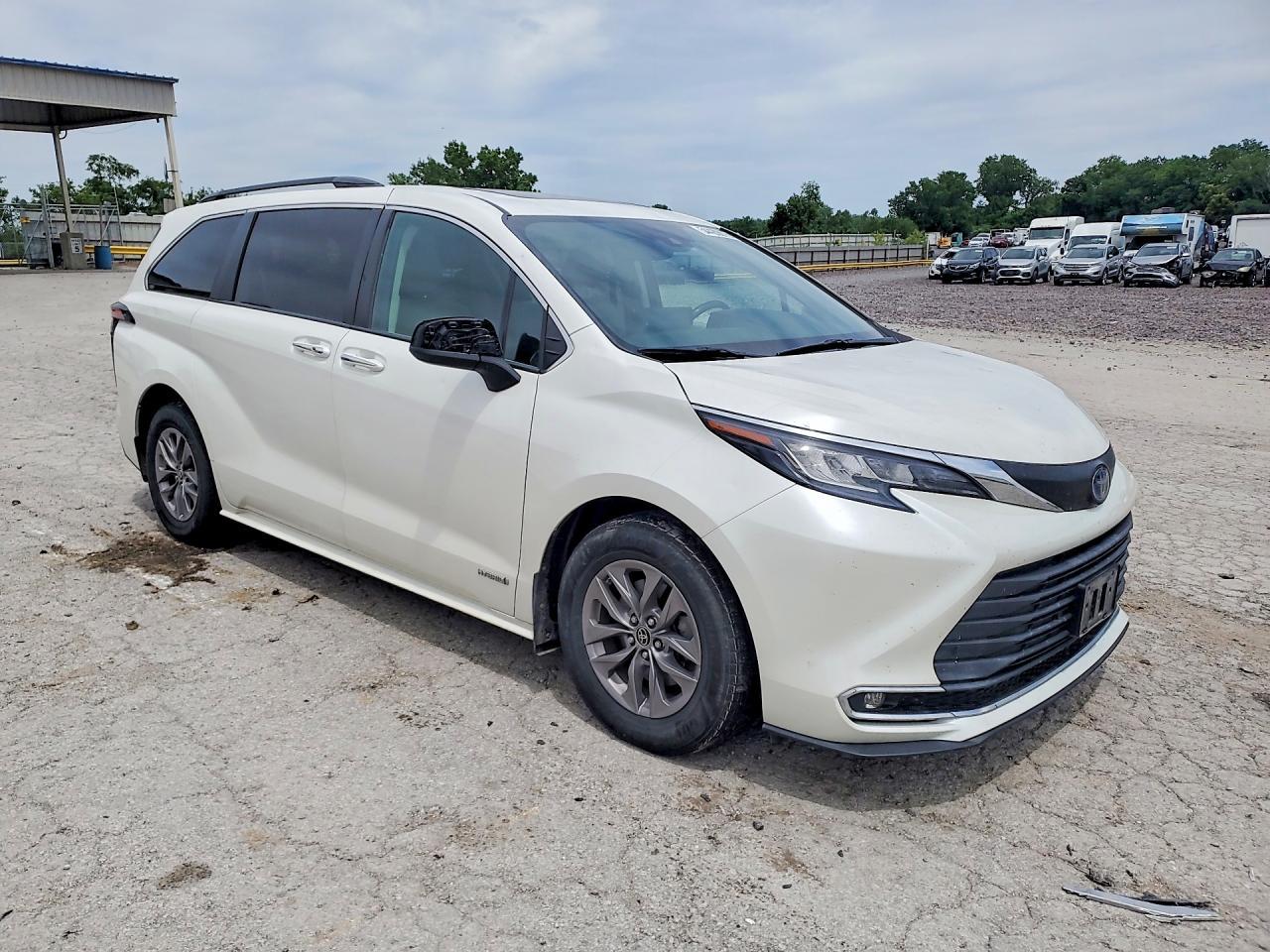 2021 Toyota Sienna Xle - Image 4