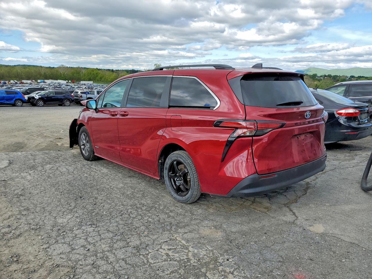 2021 Toyota Sienna Le - Image 2