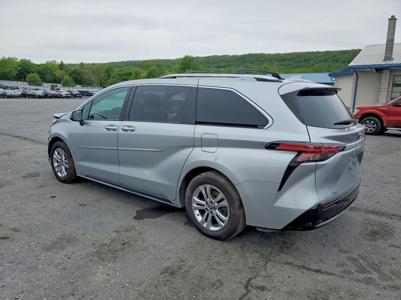 2022 Toyota Sienna - Image 2